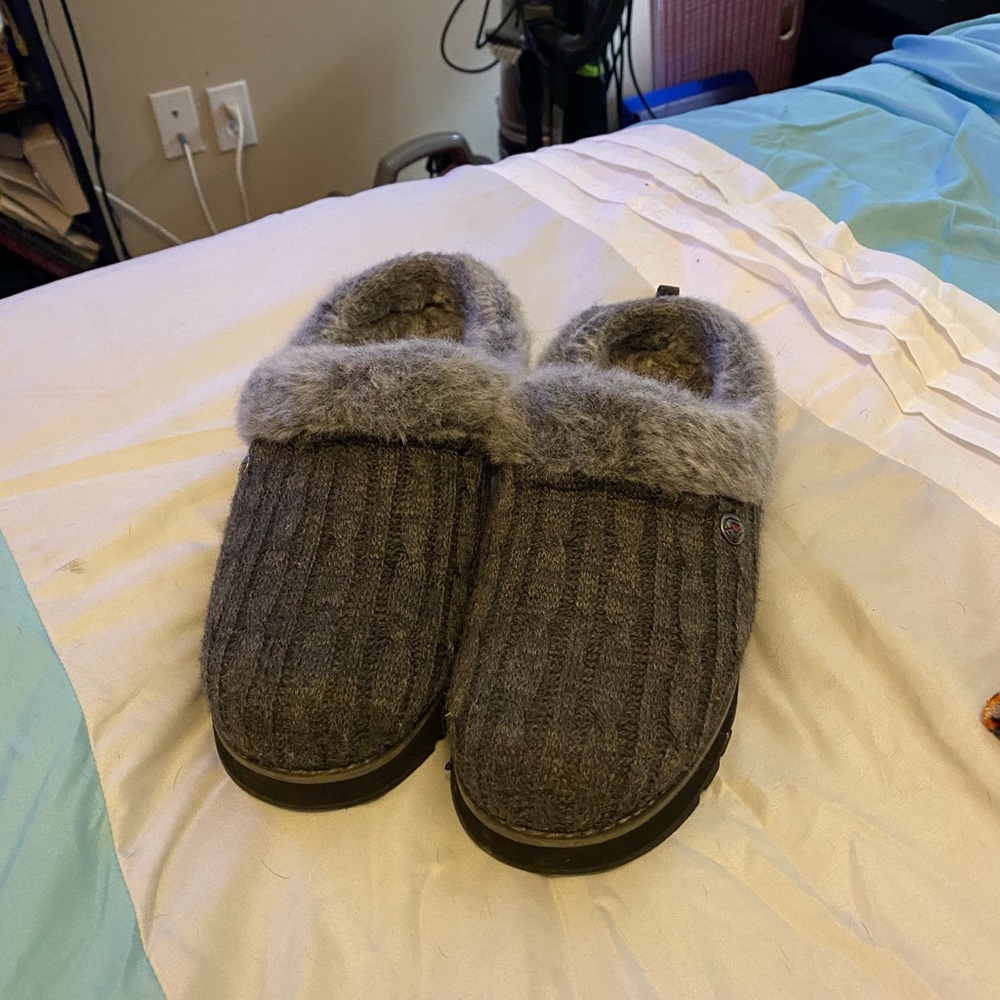 Ladies house shoes w sole. Ladies size 9.5.